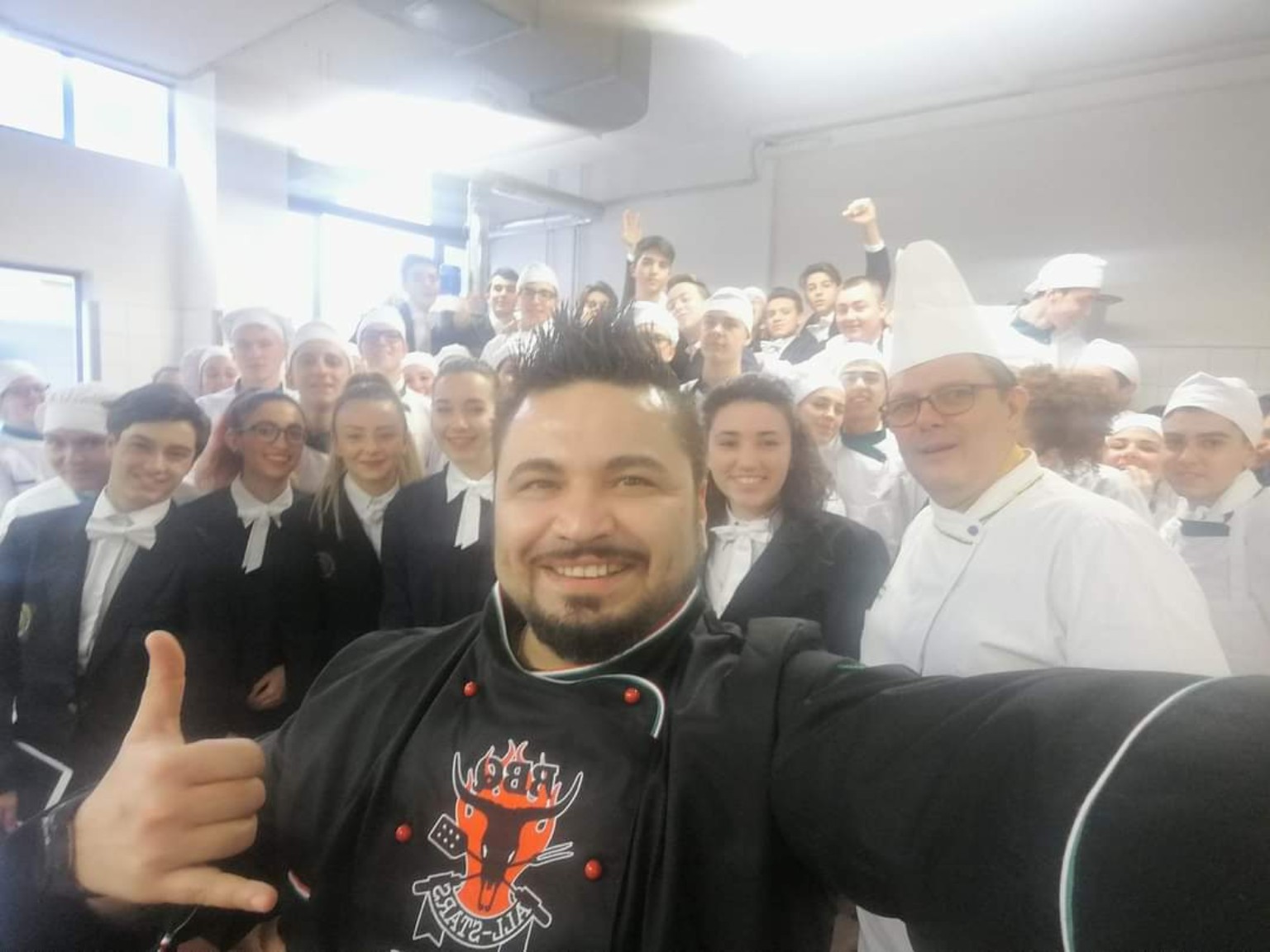 Chef Michele Valecce docente presso la scuola alberghiera durante le sue masterclass