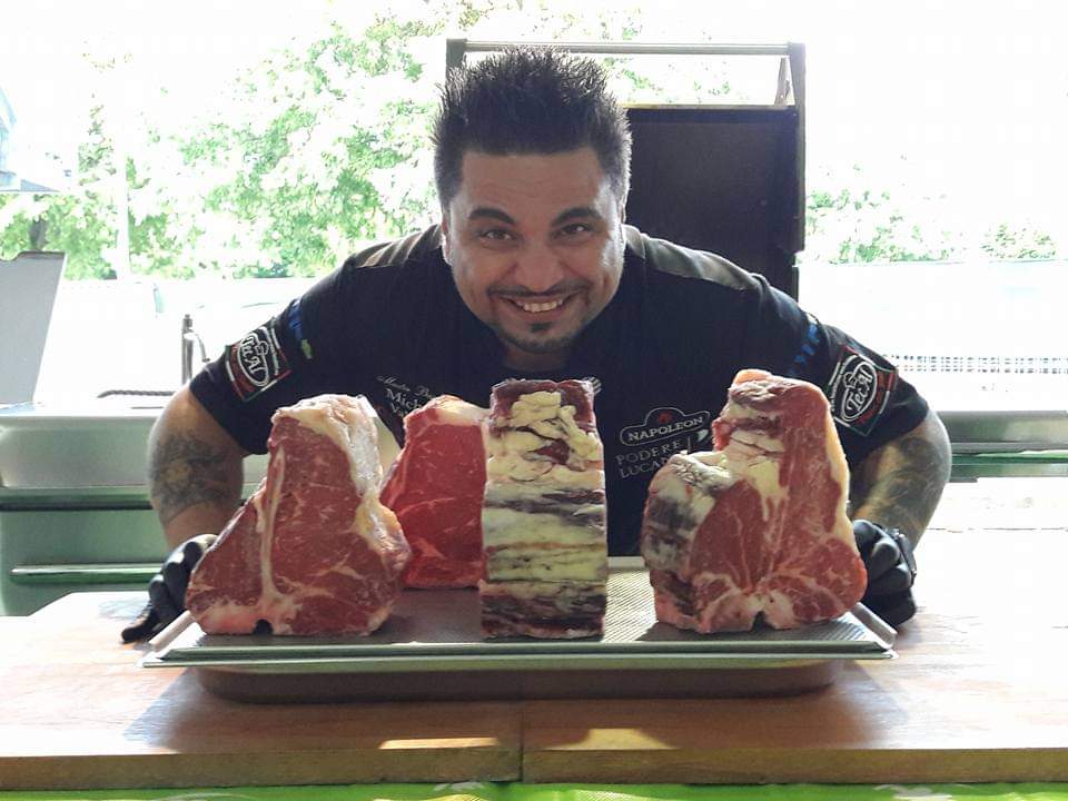 Michele Valecce con delle Bistecche Giganti